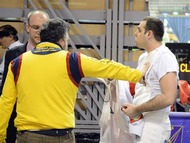 Maestro Giovanni Lodetti stoppa il pitbull 